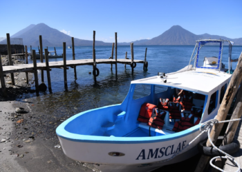 Karin Herrera visitó el lago de Atitlán. / Foto: Carlos Jacinto.