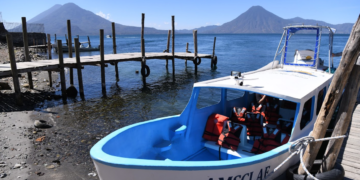 Karin Herrera visitó el lago de Atitlán. / Foto: Carlos Jacinto.