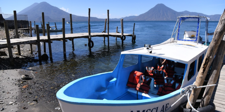 Karin Herrera visitó el lago de Atitlán. / Foto: Carlos Jacinto.