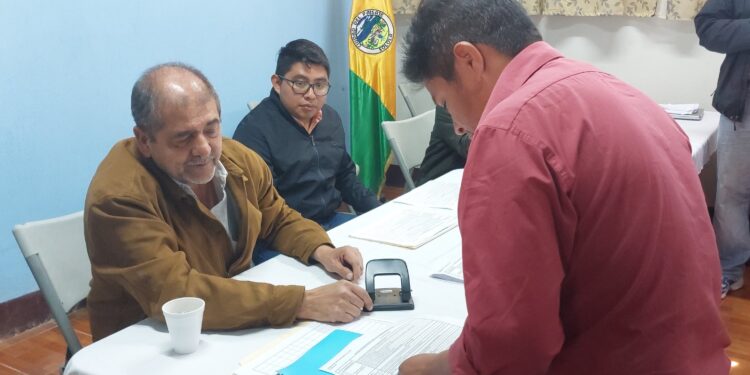 Sololá recibe expedientes de aspirantes a gobernador titular y suplente