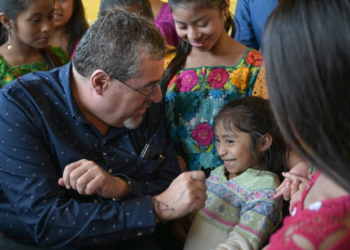 Presidente con niños durante presentación de programa de remozamiento de escuelas. / Foto: Álvaro Interiano.