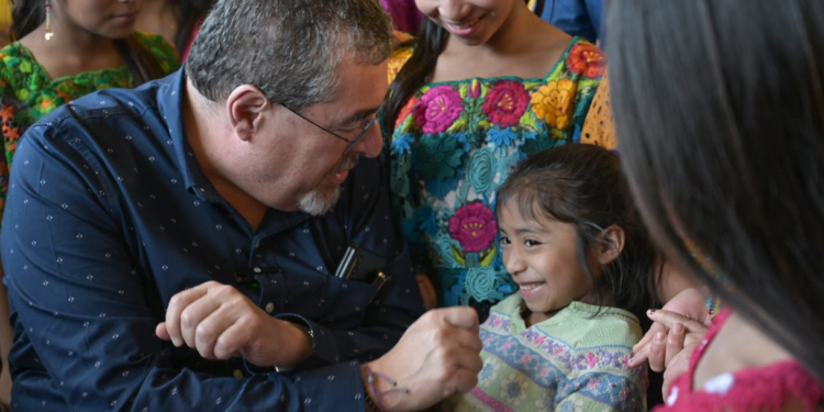 Presidente con niños durante presentación de programa de remozamiento de escuelas. / Foto: Álvaro Interiano.