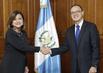 La vicepresidenta Karin Herrera junto al nuevo director ejecutivo de SECCAID, Hugo Saravia Meda. /Foto: Vicepresidencia de la República.