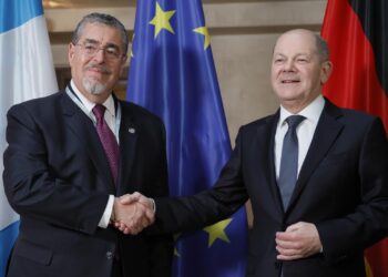 Presidente Arévalo abordó temas de cooperación con el canciller de Alemania, Olaf Scholz. / Foto: EFE.