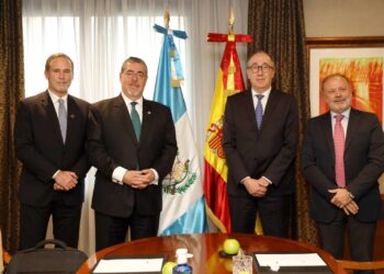 Inguat e Iberia firman carta de entendimiento en presencia del presidente Arévalo