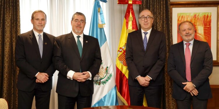 Inguat e Iberia firman carta de entendimiento en presencia del presidente Arévalo