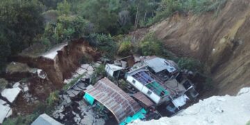 Asisten a comunidades afectadas por deslizamiento de tierra en Palencia