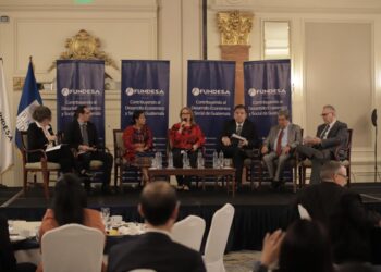 Autoridades resaltan la importancia de promover el desarrollo político en foro de Fundesa. / Foto: Fundesa.