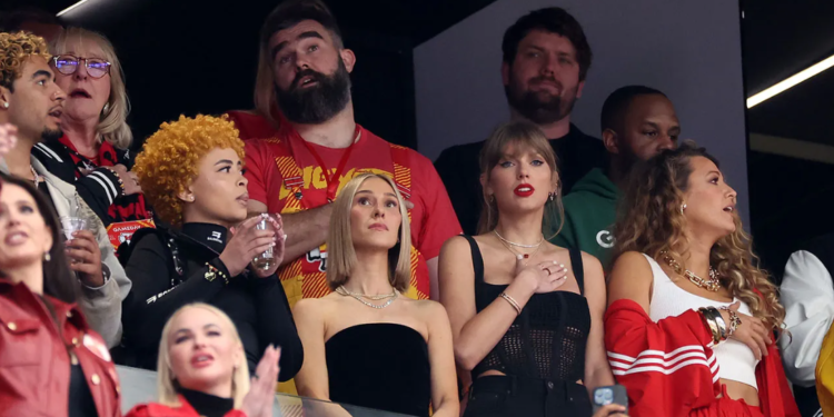Taylor Swift llegó al Allegiant Stadium para ver la coronación de los Chiefs
