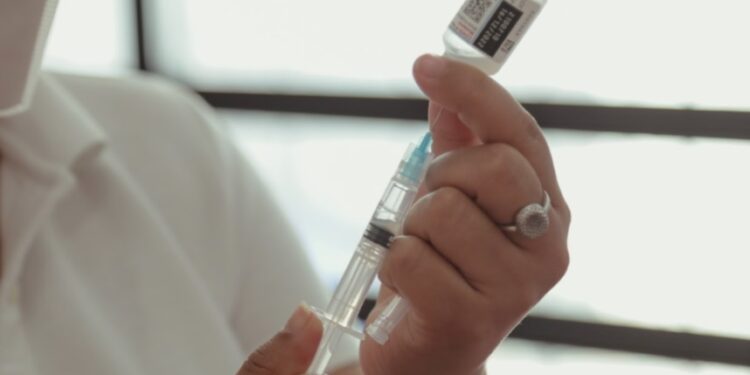 Vacuna brasileña contra el dengue tiene una eficacia del 79.6 %