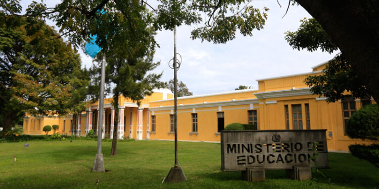 Mineduc remueve a los directores departamentales