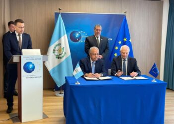 UE y Guatemala firman memorando para reforzar su relación en presencia del Presidente