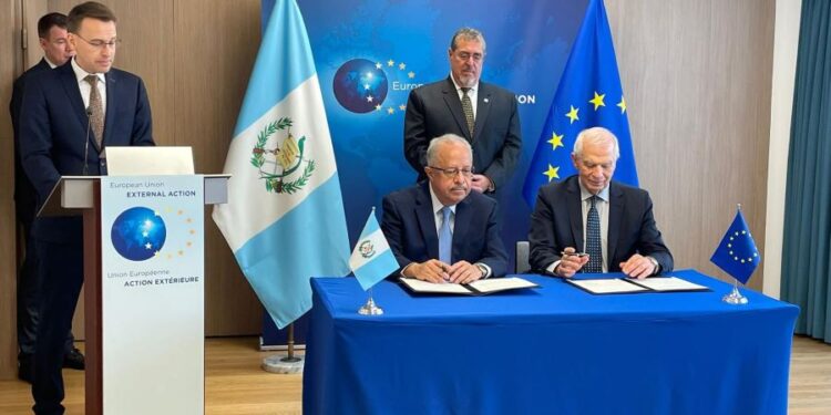 UE y Guatemala firman memorando para reforzar su relación en presencia del Presidente