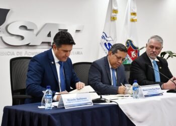 Firman Convenio de Cooperación Interinstitucional e intercambio de información. / Foto: SAT.