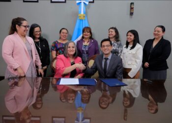 Firman convenio para prevenir el acoso y hostigamiento sexual laboral. / Foto: Gilber García.