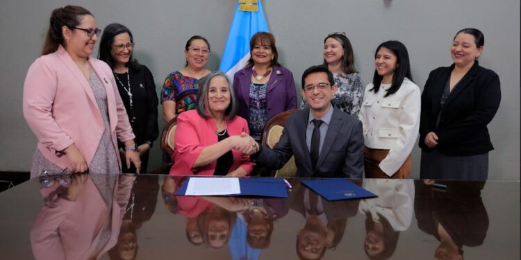 Firman convenio para prevenir el acoso y hostigamiento sexual laboral. / Foto: Gilber García.