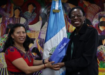 Ministra de trabajo (izquierda) junto a la representante de ACNUR (derecha). /Foto: Mintrab