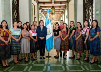 Karin Herrara junto a mujeres de la Escuela de Oportunidades. /Foto: Vicepresidencia de la República.