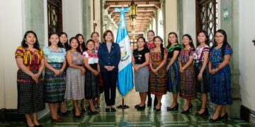 Karin Herrara junto a mujeres de la Escuela de Oportunidades. /Foto: Vicepresidencia de la República.