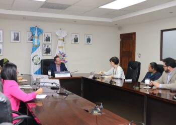 Autoridades del Mides y el PMA se reunieron para fortalecer el trabajo en conjunto. /Foto: Mides