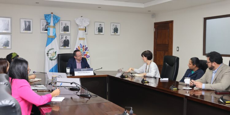 Autoridades del Mides y el PMA se reunieron para fortalecer el trabajo en conjunto. /Foto: Mides