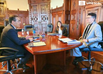 Los funcionarios dialogan sobre acciones para la defensa de la libertad de expresión. /Foto: Unesco