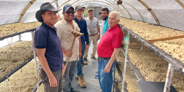 MAGA sostiene reunión con caficultores de El Progreso