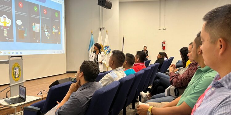 El taller brinda herramientas para la salud mental en el ámbito laboral. / Foto: PNC.