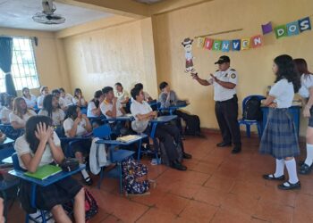 Agentes de prevención del delito brindan charlas sobre el uso de redes sociales