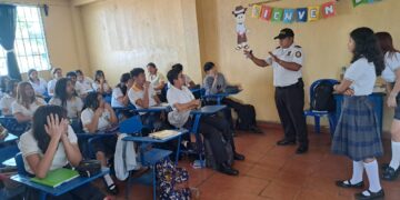 Agentes de prevención del delito brindan charlas sobre el uso de redes sociales