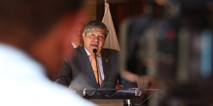 Ministro buscará dialogar con empresas telefónicas. / Foto: Mingob.