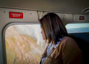 Presidenta en funciones Karin Herrera supervisa acciones para sofocar incendio en el volcán de Agua