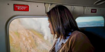 Presidenta en funciones Karin Herrera supervisa acciones para sofocar incendio en el volcán de Agua