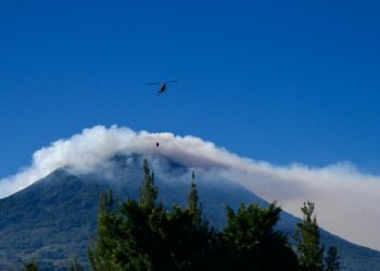 Incendio en el volcán de Agua podría afectar cosechas de agricultores de Sacatepéquez. /Foto: Conred.