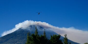 Incendio en el volcán de Agua podría afectar cosechas de agricultores de Sacatepéquez. /Foto: Conred.
