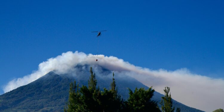 Incendio en el volcán de Agua podría afectar cosechas de agricultores de Sacatepéquez. /Foto: Conred.