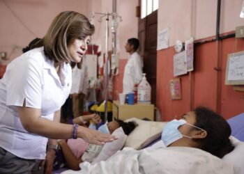 Karin Herrera, luego de recibir información detallada sobre el estado de salud de las pacientes, expresó su satisfacción por las buenas noticias. / Foto: Gobierno de Guatemala.