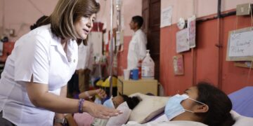 Karin Herrera, luego de recibir información detallada sobre el estado de salud de las pacientes, expresó su satisfacción por las buenas noticias. / Foto: Gobierno de Guatemala.