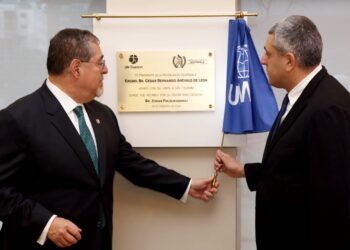 Presidente Arévalo devela placa en la sede de ONU Turismo en Madrid, España. /Foto: Inguat.