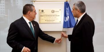 Presidente Arévalo devela placa en la sede de ONU Turismo en Madrid, España. /Foto: Inguat.