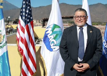 Ministro Maynor Estrada lideró la primera capacitación sobre inspección fitosanitaria, centrada en el cultivo del aguacate Hass. / Foto: MAGA.