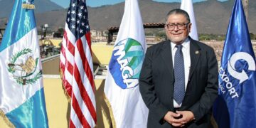 Ministro Maynor Estrada lideró la primera capacitación sobre inspección fitosanitaria, centrada en el cultivo del aguacate Hass. / Foto: MAGA.