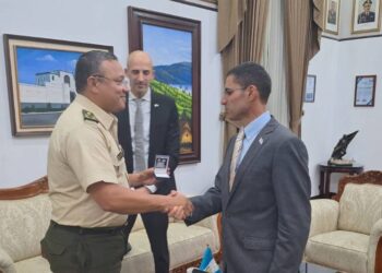 Ministro de la Defensa saludando al agregado militar israelí. De fondo, el embajador Curiel, de Israel. / Foto: Mindef.
