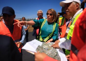 La ministra del CIV supervisó el avance de los trabajos en las pistas de aterrizaje del AILA. /Foto: DCA