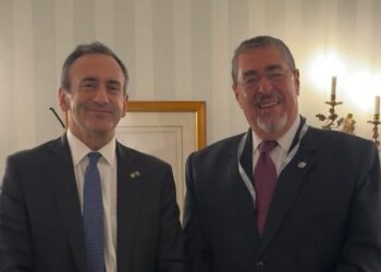 Presidente Bernardo Arévalo con Phil Gordon. / Foto: Phil Gordon.