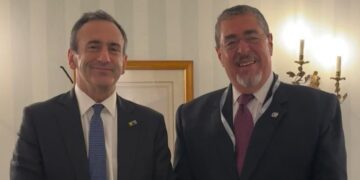 Presidente Bernardo Arévalo con Phil Gordon. / Foto: Phil Gordon.