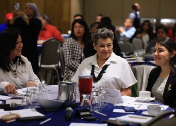 Doctora Lucrecia Peinado, primera dama de la Nación (centro) en la Primera Reunión del Proceso de Diálogo Permanente con Personas que Viven con Discapacidad. /Foto: DCA