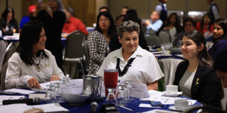 Doctora Lucrecia Peinado, primera dama de la Nación (centro) en la Primera Reunión del Proceso de Diálogo Permanente con Personas que Viven con Discapacidad. /Foto: DCA