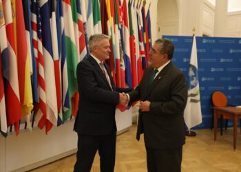 Presidente Arévalo (derecha) junto al secretario general de la OCDE, Mathias Cormann, en Francia. /Foto: Gobierno de Guatemala.