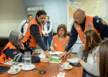Karin Herrera se reunió con autoridades de la Conred. /Foto: Conred